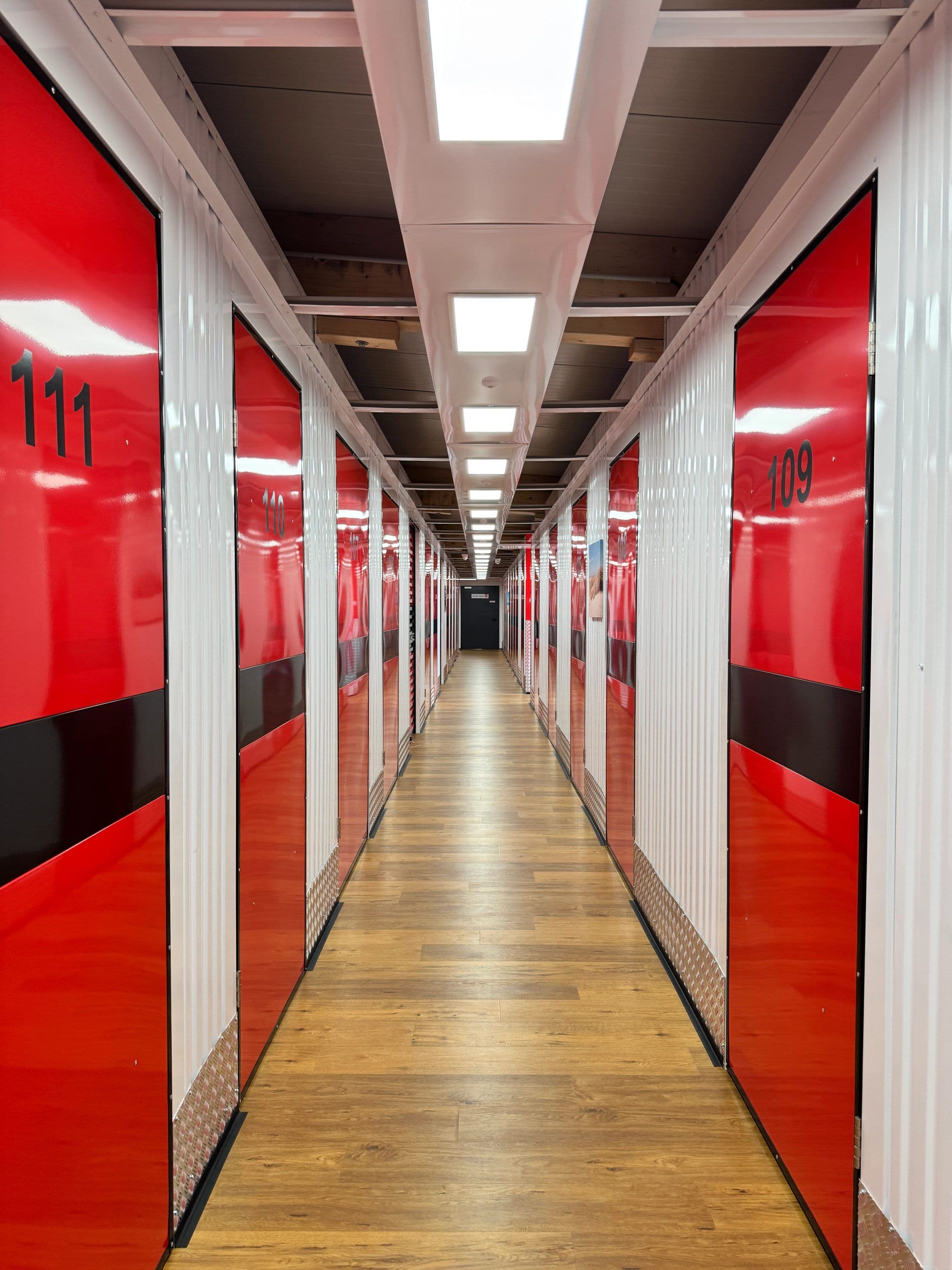 Gang mit Lagerräumen